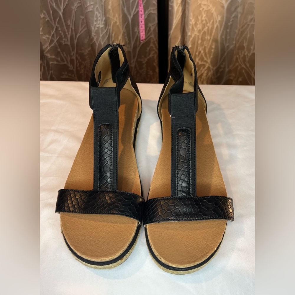 Adrienne Vittadini Black and Tan Sandals Sleek Minimalist Design